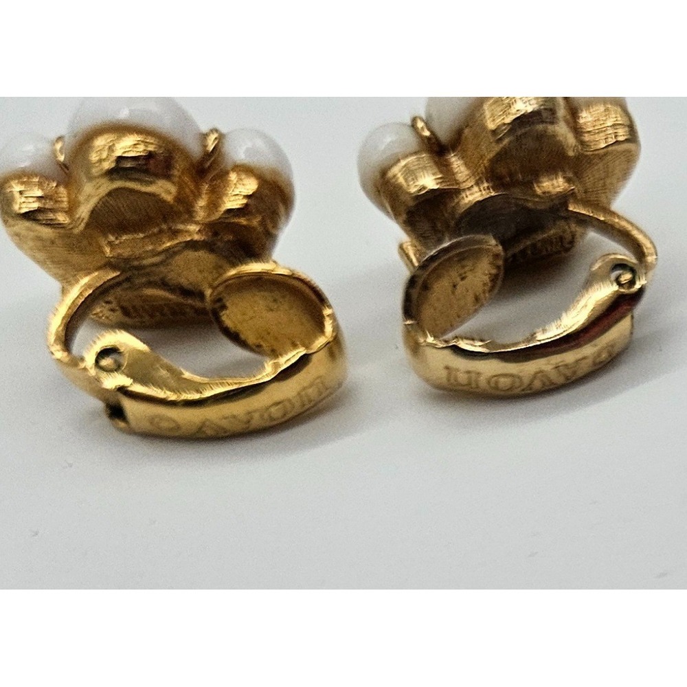 Vintage AVON Gold Tone White Ribbed Pendant Necklace and Clip On Earrings Set - Picture 10 of 12
